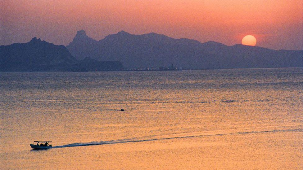 Iraq and Syria sign deal to rehabilitate Mediterranean pipeline, bypass Strait of Hormuz