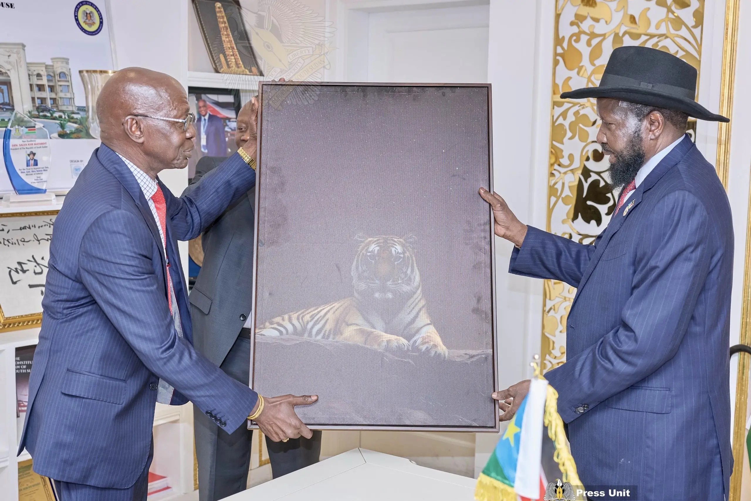 President Kiir Receives a Gift from Lakes State SPLM Cadres